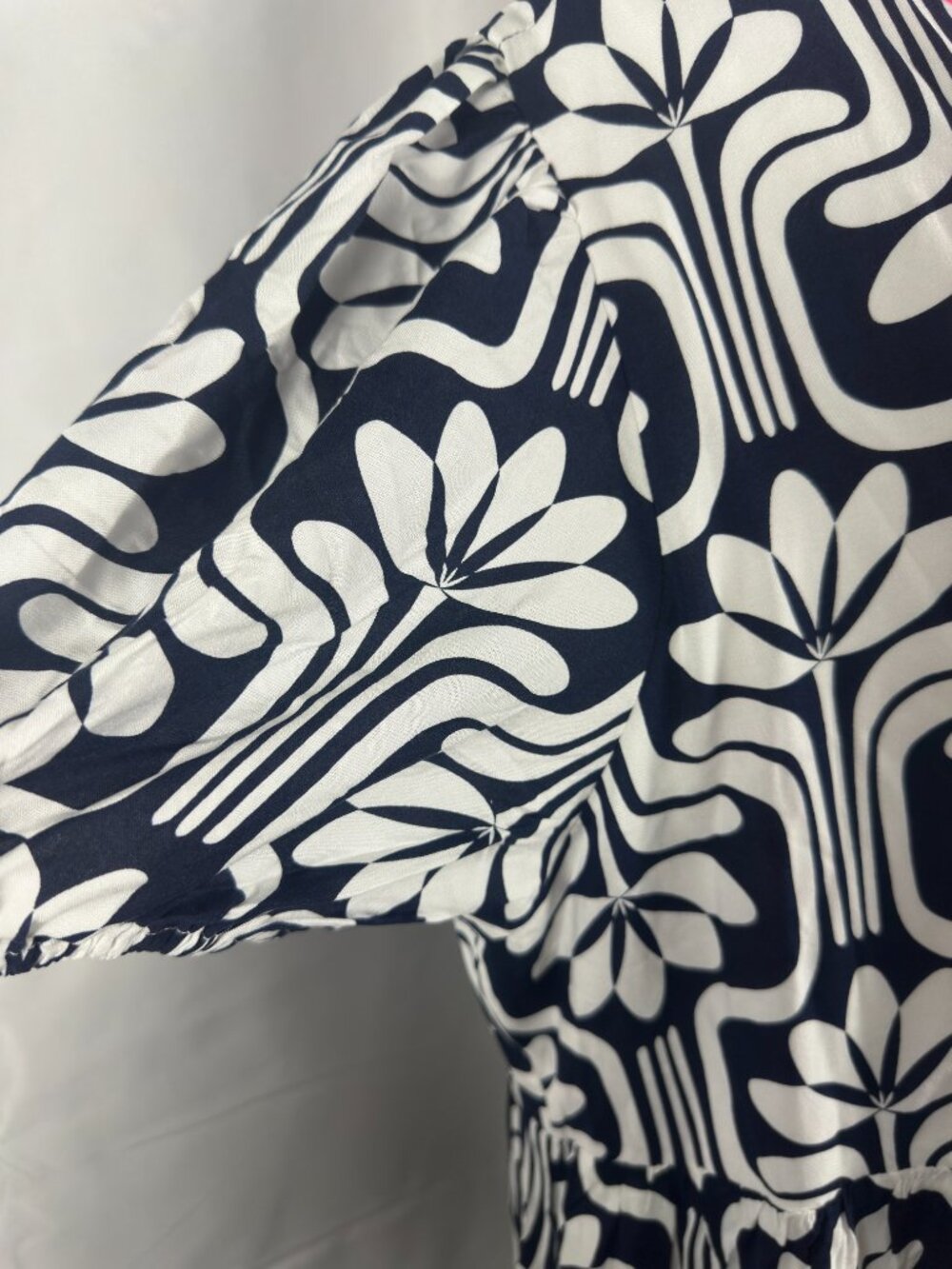 NWT Geometric Floral Dress – Navy/White & Pink Trim – Size 2X Plus Resort Wear - Picture 6 of 12